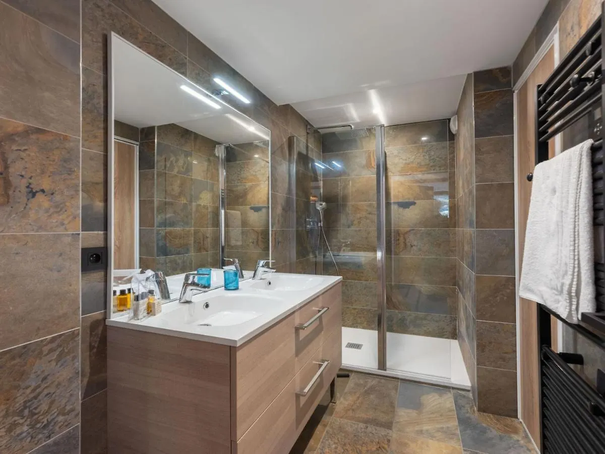Appartement Recent, Proche Des Pistes Avec Balcon Et Parking A Courchevel - Fr-1-563-138
